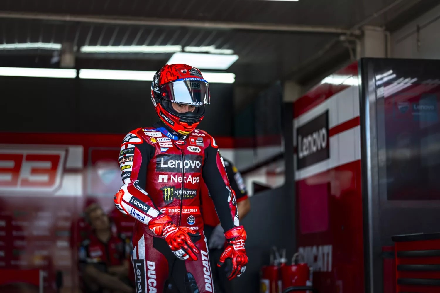 2026年10月9日MotoGP印尼站周五，马克·马奎斯在杜卡迪车库内准备出场。