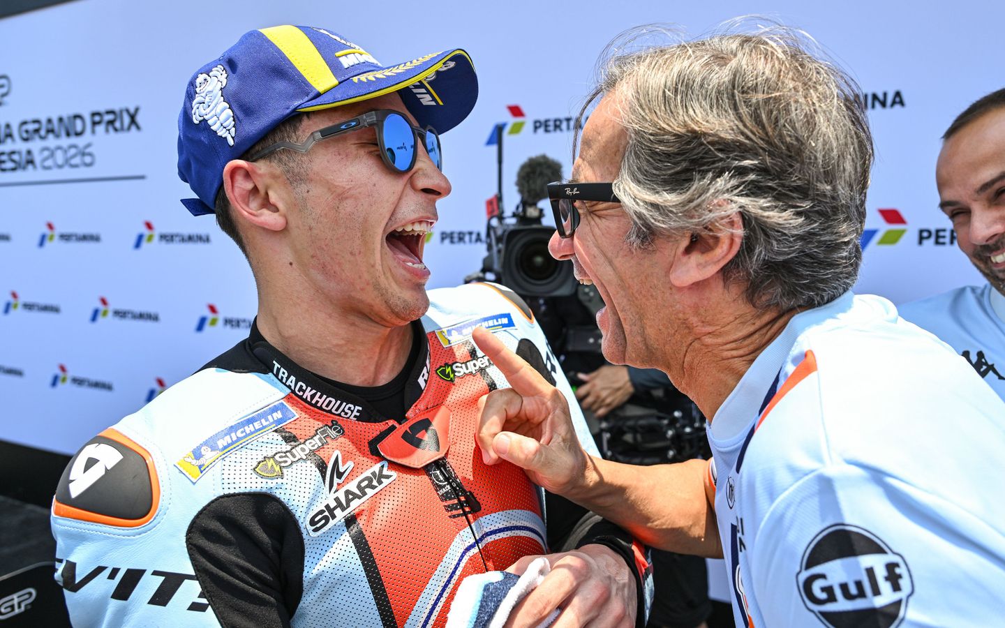 2026年10月10日，劳尔·费尔南德斯在MotoGP印尼站排位赛后庆祝个人首个杆位。