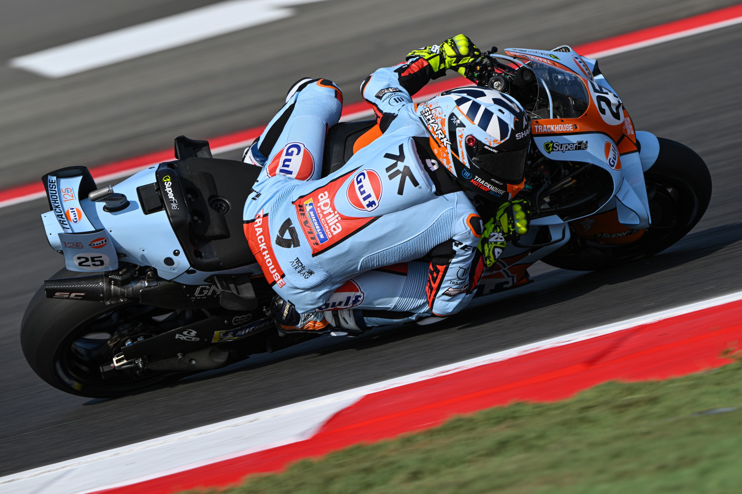 2026年10月10日MotoGP印尼站排位赛，劳尔·费尔南德斯驾驶25号特拉克豪斯阿普利亚赛车。