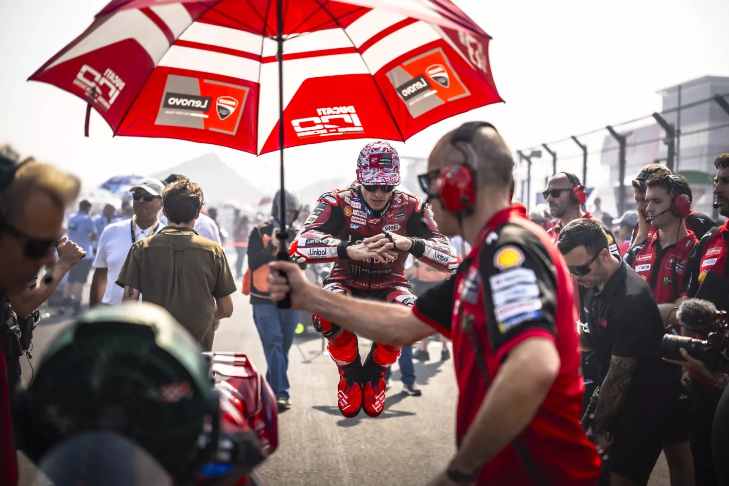 2026年MotoGP印尼大奖赛,杜卡迪车队在发车区准备比赛。