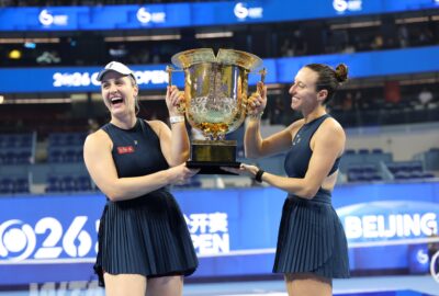 2026年中网女双决赛后，达布罗斯基与斯特凡尼举起冠军奖杯。