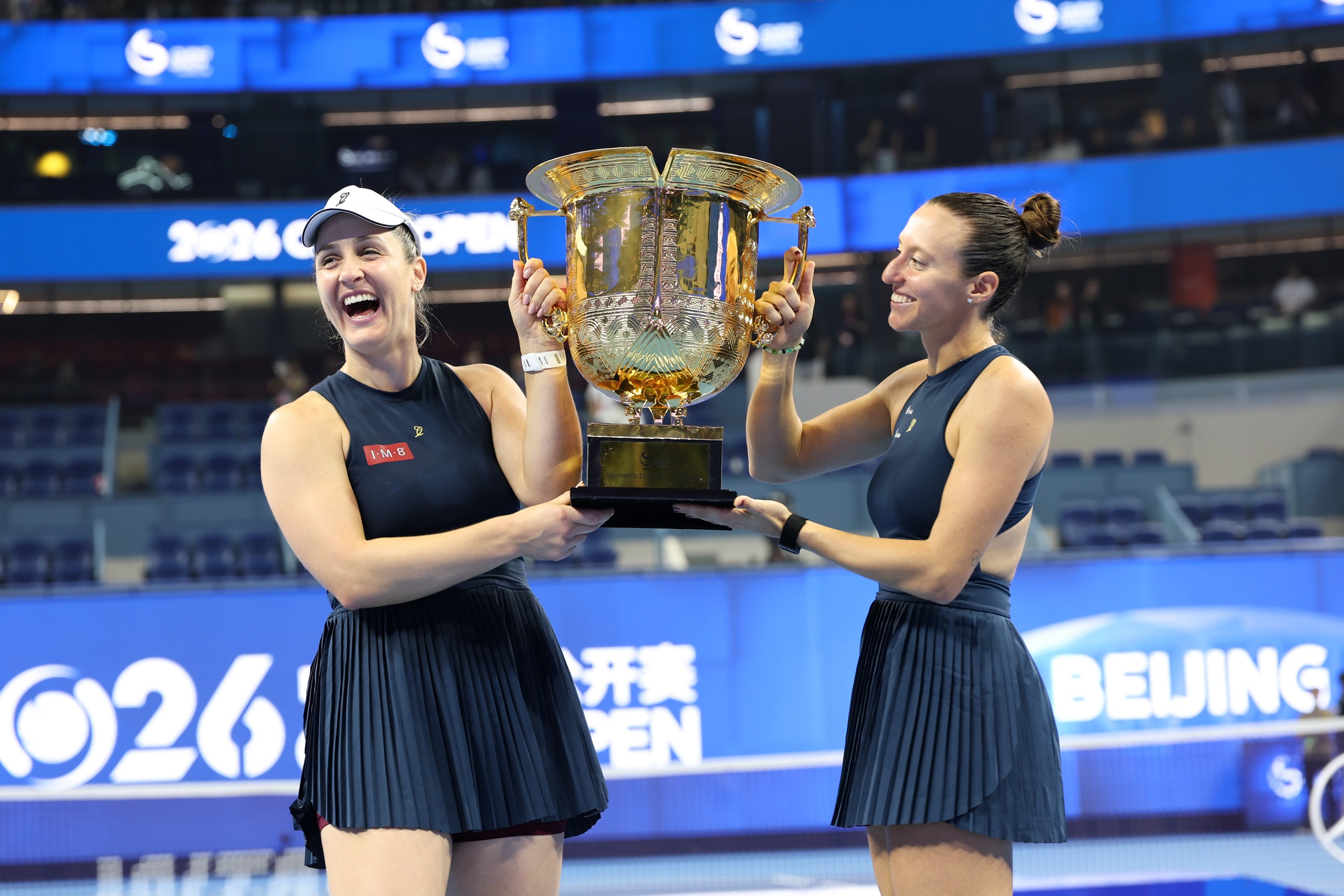 2026年中网女双决赛后，达布罗斯基与斯特凡尼举起冠军奖杯。