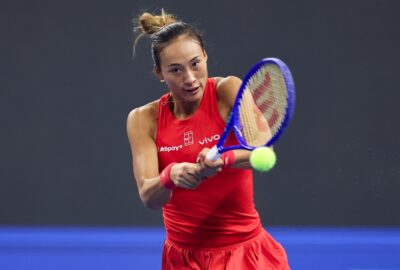 2026年10月10日中网女单半决赛，郑钦文击球。