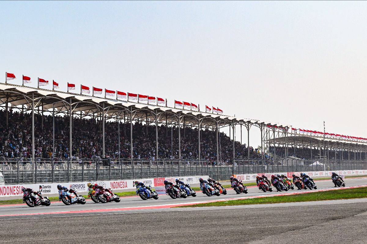 2026年印尼大奖赛，MotoGP车手在曼达利卡赛道看台前方比赛。