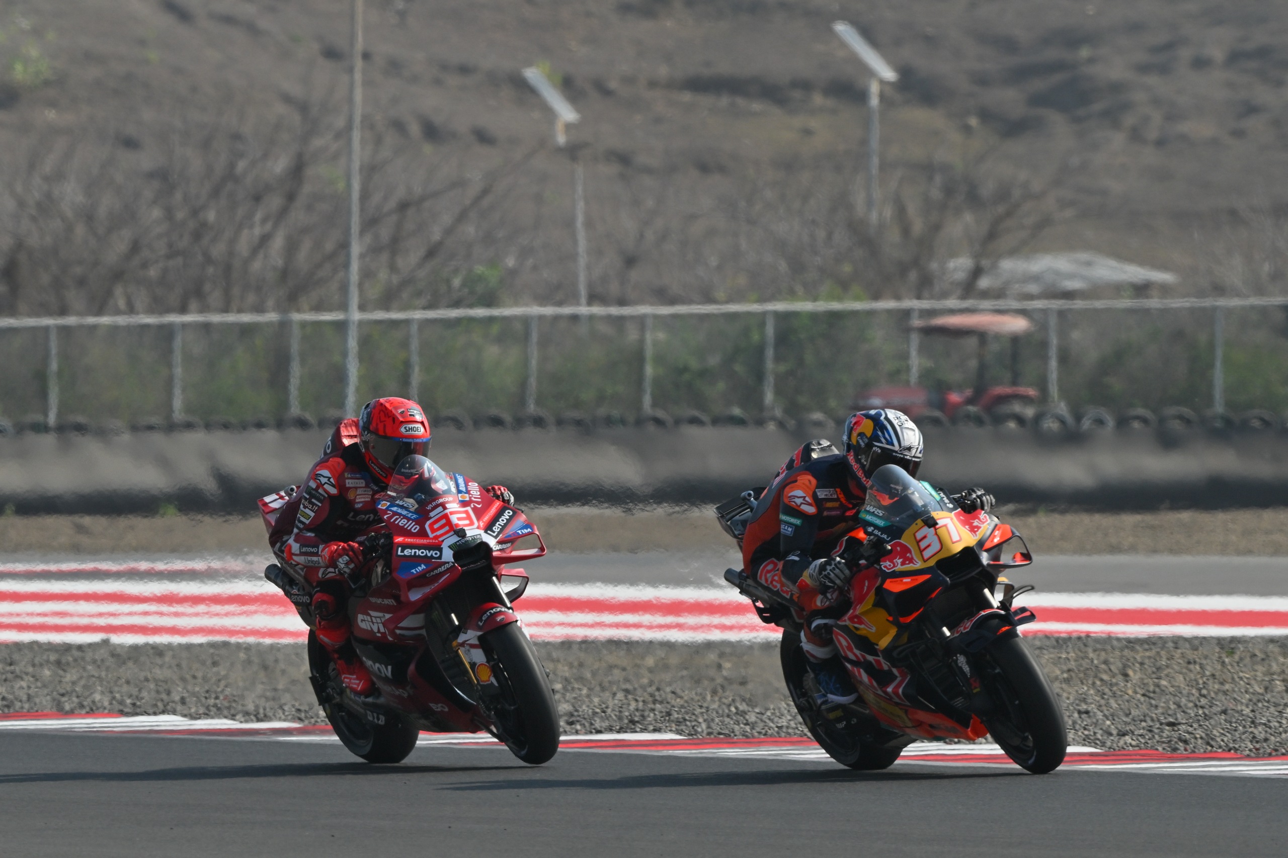 2026年MotoGP印尼大奖赛正赛，37号阿科斯塔与93号马克·马奎斯在曼达利卡赛道争夺。