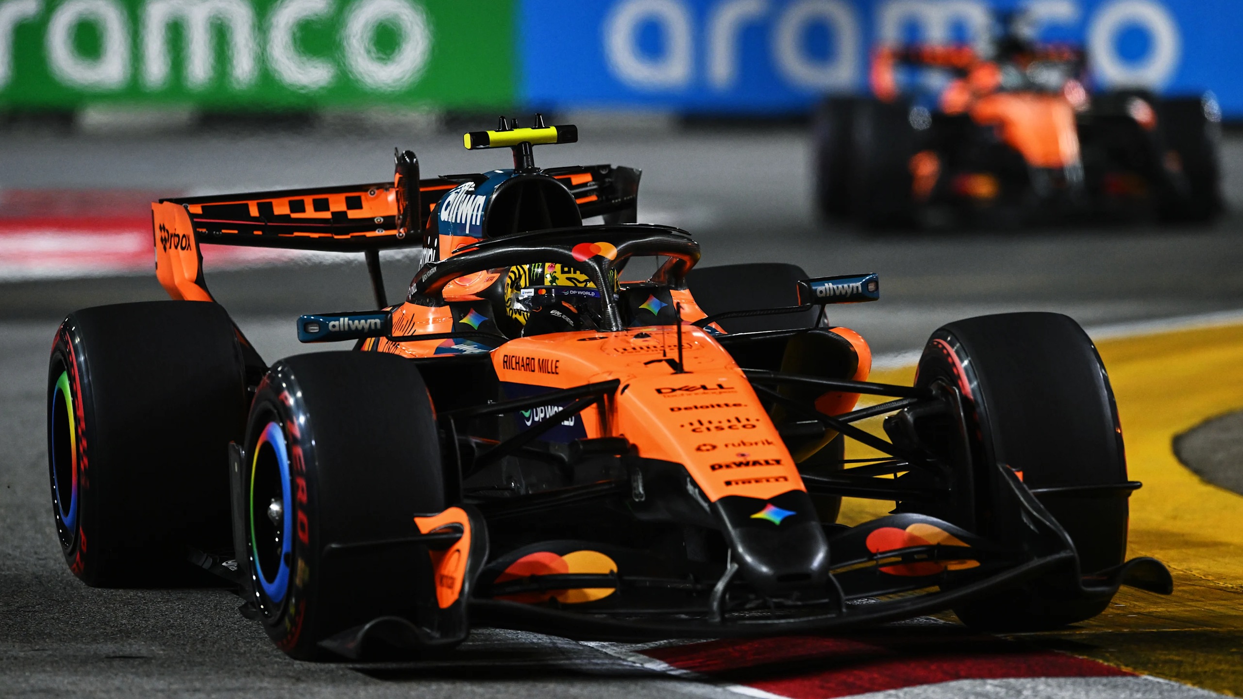 2026年F1新加坡大奖赛正赛,诺里斯驾驶1号迈凯伦赛车,队友位于后方。