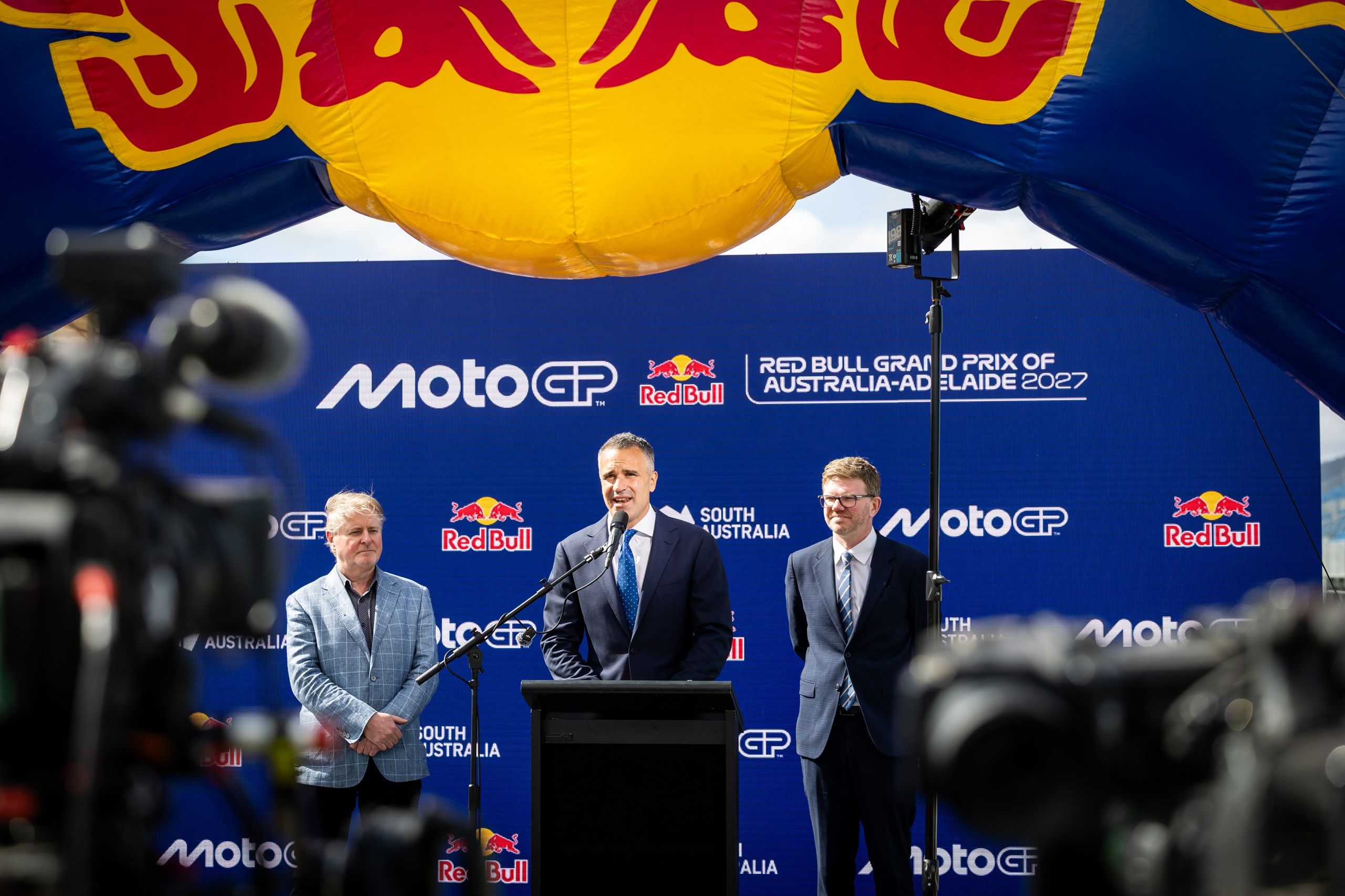 2026年10月12日MotoGP澳大利亚大奖赛红牛冠名合作发布活动，代表在讲台前讲话。