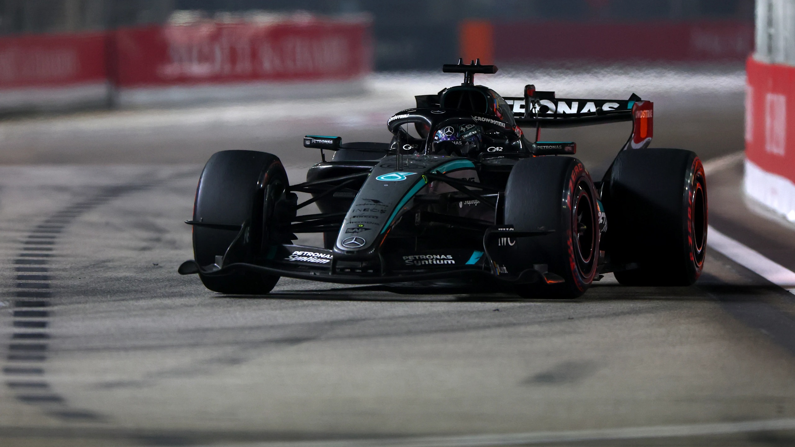 2026年F1新加坡大奖赛正赛,拉塞尔驾驶63号梅赛德斯赛车。