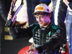 2026年F1新加坡大奖赛正赛后，安东内利在领奖台上手持奖杯。