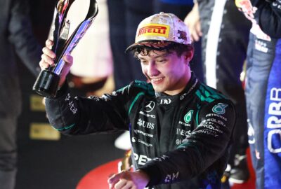 2026年F1新加坡大奖赛正赛后，安东内利在领奖台上手持奖杯。
