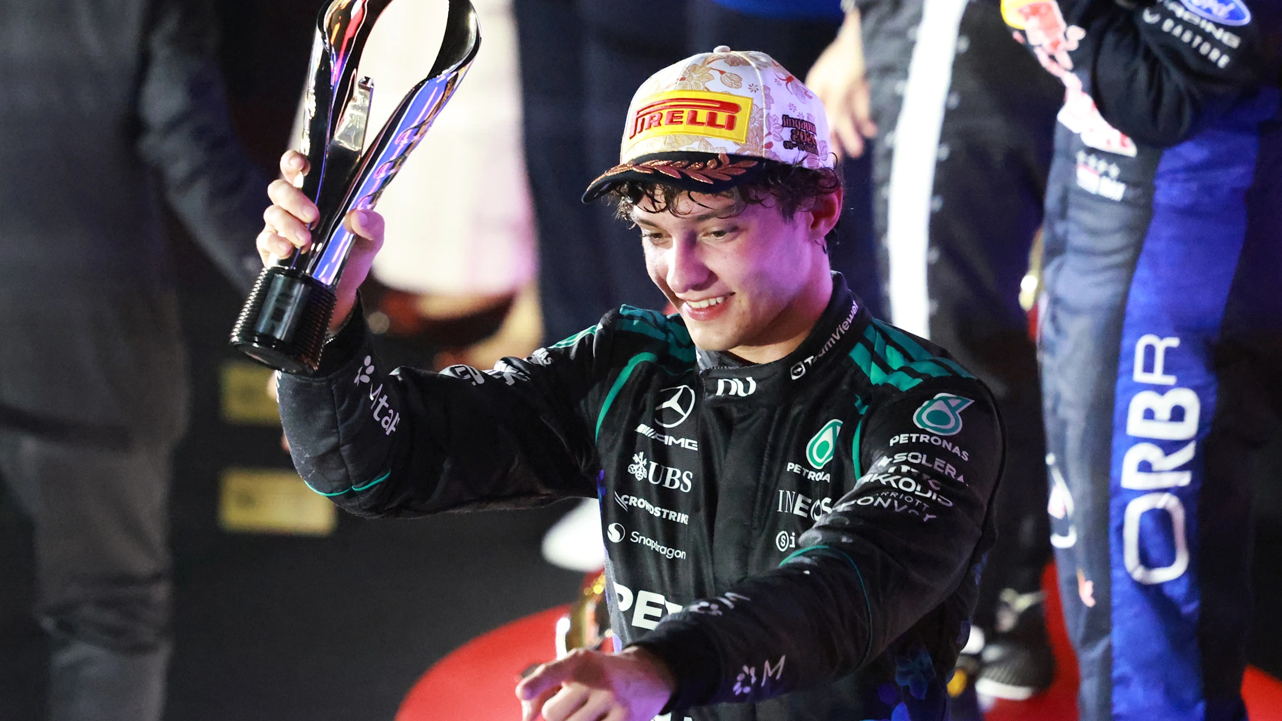 2026年F1新加坡大奖赛正赛后，安东内利在领奖台上手持奖杯。
