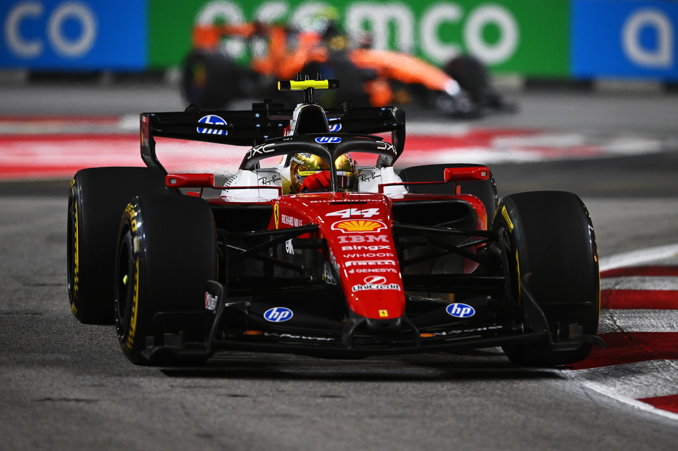 2026年F1新加坡大奖赛正赛,汉密尔顿驾驶44号法拉利赛车。