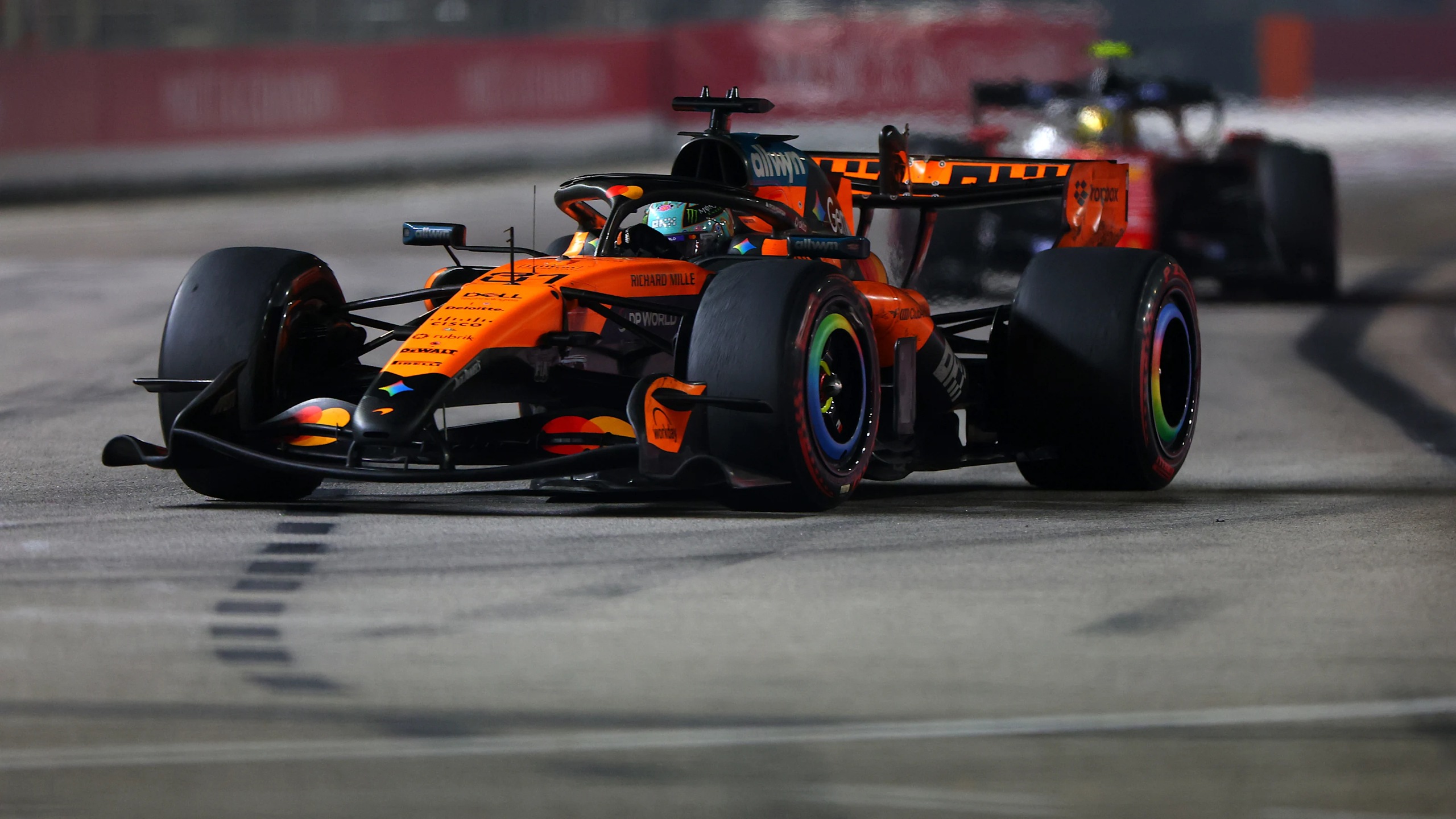 2026年F1新加坡大奖赛正赛,皮亚斯特里驾驶81号迈凯伦赛车。