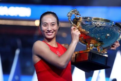 2026年中国网球公开赛女单决赛后，郑钦文手捧冠军奖杯。