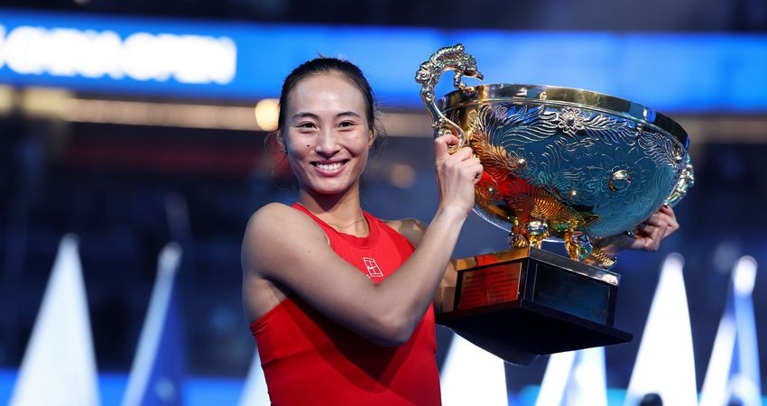2026年中国网球公开赛女单决赛后，郑钦文手捧冠军奖杯。