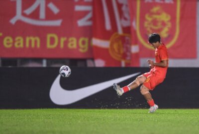 2026年9月30日中国U-16男足球员在沈阳和平杯对阵澳大利亚的比赛中踢球