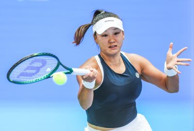 2026年10月13日武汉网球公开赛，郭涵煜在女单首轮比赛中击球。