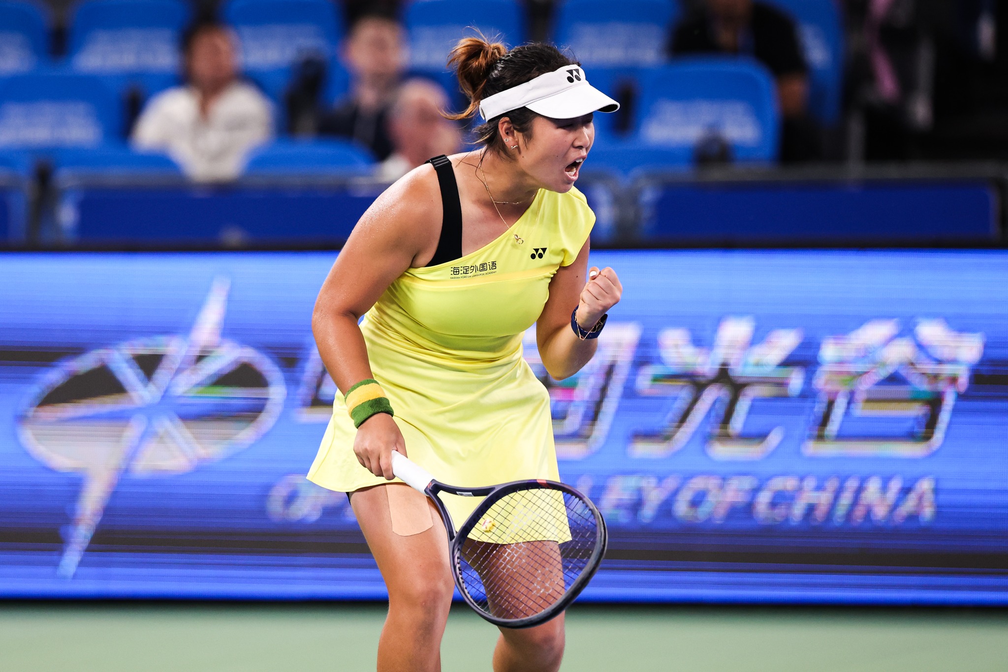 2026年10月12日武汉网球公开赛，施晗在女单首轮比赛中庆祝得分。