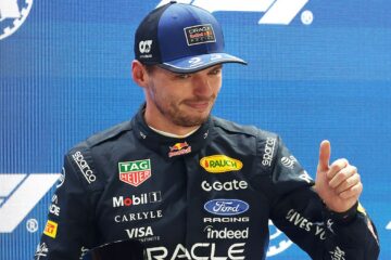 2026年10月9日F1新加坡站，维斯塔潘在冲刺排位赛后竖起拇指。