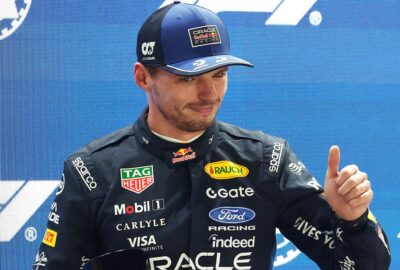 2026年10月9日F1新加坡站，维斯塔潘在冲刺排位赛后竖起拇指。
