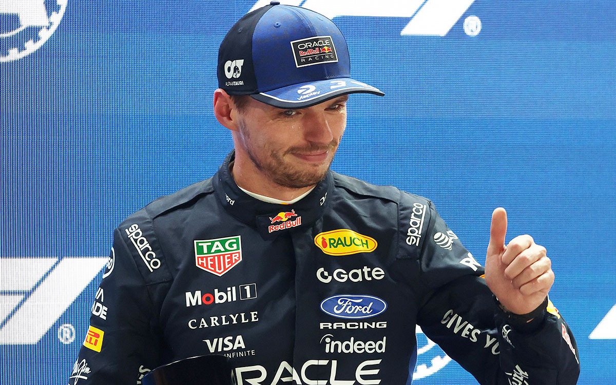 2026年10月9日F1新加坡站，维斯塔潘在冲刺排位赛后竖起拇指。