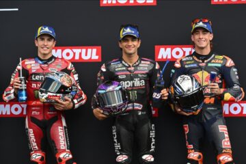 马克·马奎斯、豪尔赫·马丁与佩德罗·阿科斯塔在2026年10月3日MotoGP日本站排位后合影