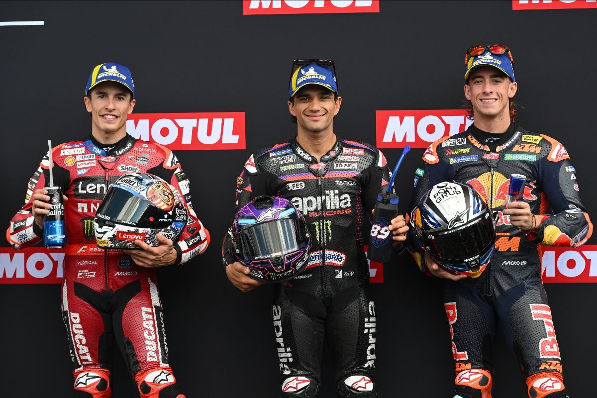 马克·马奎斯、豪尔赫·马丁与佩德罗·阿科斯塔在2026年10月3日MotoGP日本站排位后合影