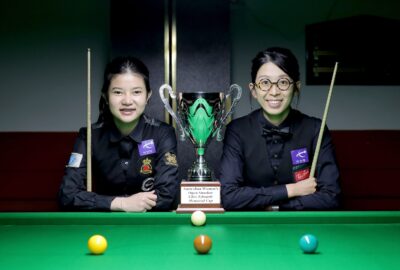 2024年10月8日Mink Nutcharut与吴安仪在女子澳大利亚公开赛奖杯旁合影