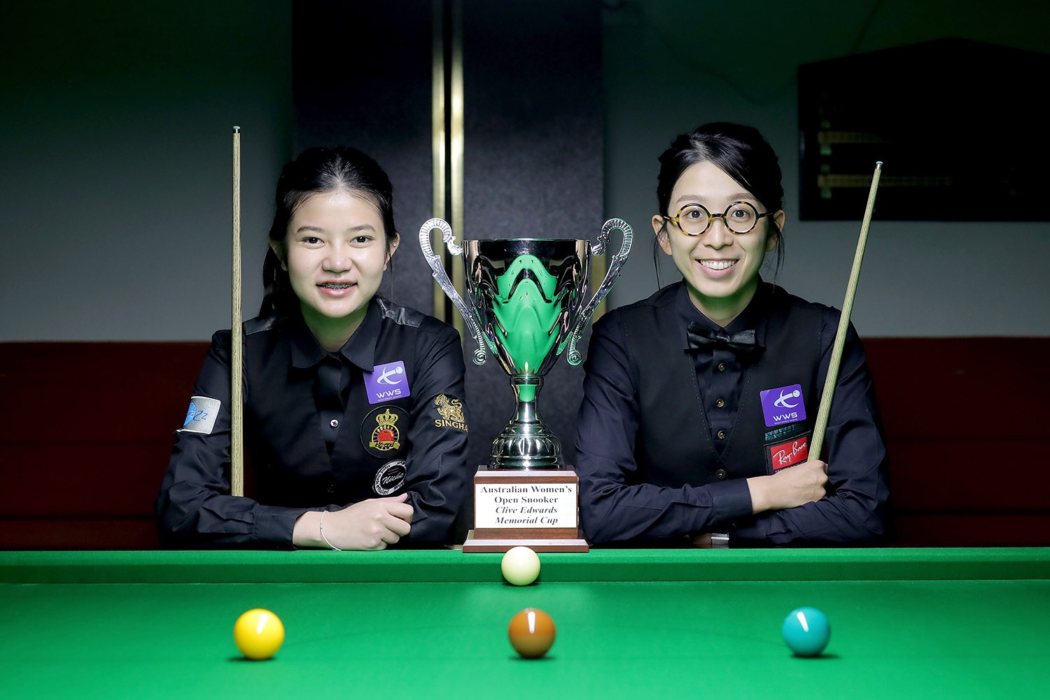 2024年10月8日Mink Nutcharut与吴安仪在女子澳大利亚公开赛奖杯旁合影
