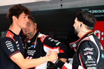 2026年10月10日F1新加坡站，奥利·贝尔曼在哈斯车库与工作人员交流