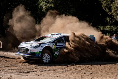 M-Sport福特95号Puma Rally1赛车驶过撒丁岛砂石赛段