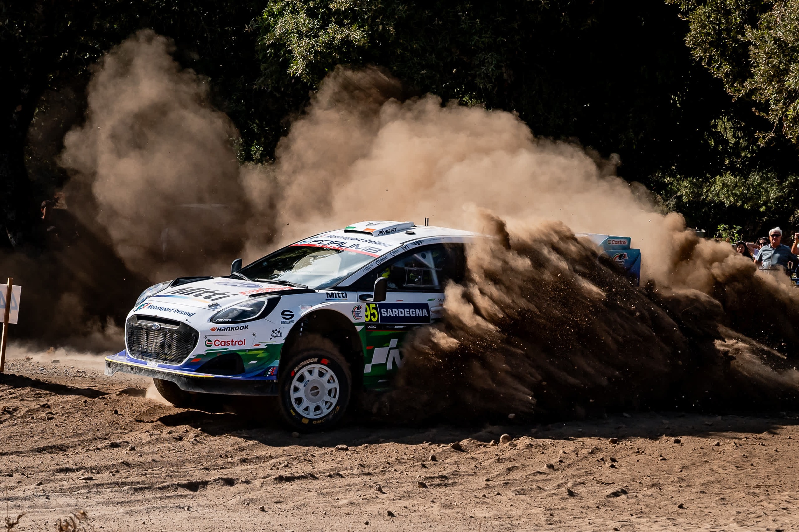 M-Sport福特95号Puma Rally1赛车驶过撒丁岛砂石赛段