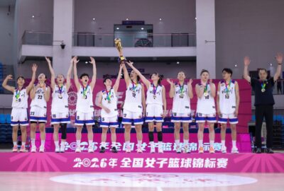 四川女篮在2026年8月30日全国女子篮球锦标赛夺冠后举杯