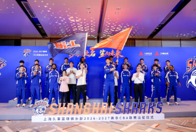 上海男篮在2026年10月13日新赛季出征仪式上的合影