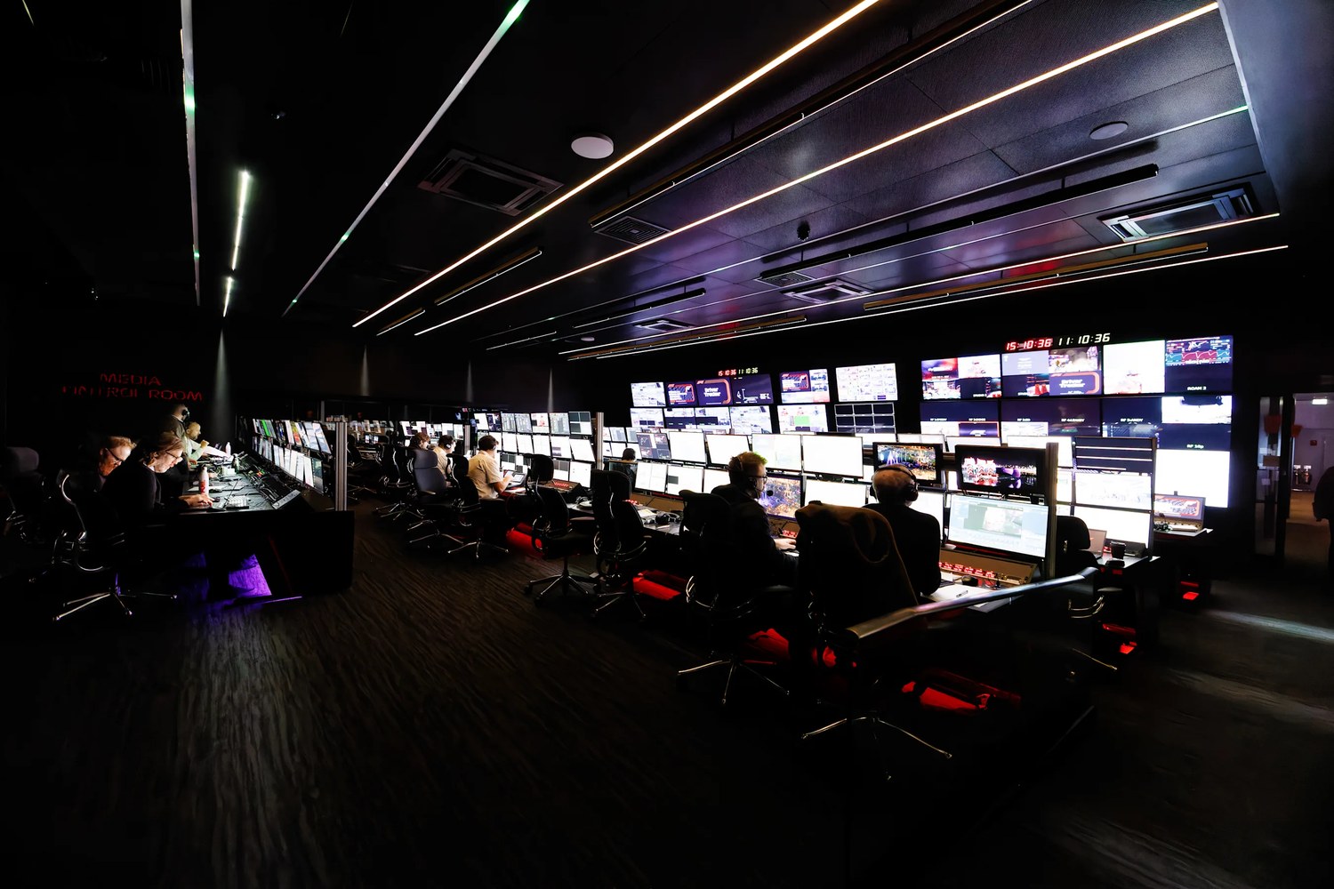 F1官网2025年2月14日报道展示的比金山媒体与技术中心转播控制室资料照,具体拍摄日未公开;并非2026年新FIA远程运营中心内部。