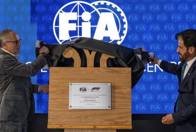 国际汽联主席穆罕默德·本·苏拉耶姆与F1总裁兼首席执行官斯蒂法诺·多梅尼卡利为比金山远程运营中心揭牌，牌面日期2026年10月20日。