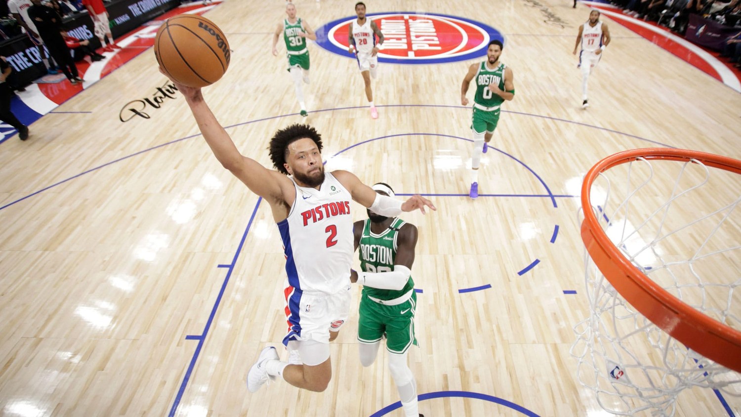 2026-27シーズン開幕戦のセルティックス戦でゴールへ向かうカニングハム。NBA公式サイトの本試合記事掲載写真。