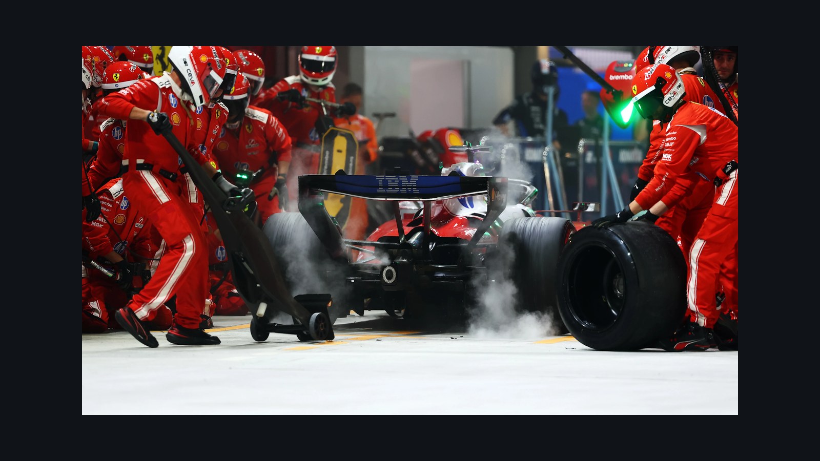 2026年新加坡站法拉利赛车在维修区更换轮胎，F1官网美国站轮胎预告使用的资料照片，非美国站现场。