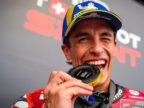 2026年MotoGP澳大利亚站冲刺赛冠军马克·马奎斯手持冲刺赛奖牌。