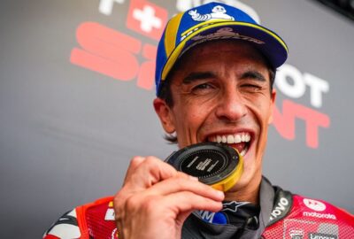 2026年MotoGP澳大利亚站冲刺赛冠军马克·马奎斯手持冲刺赛奖牌。