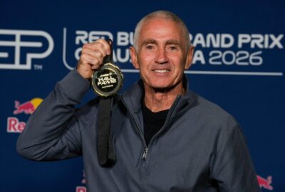 麦克·杜汉在2026年澳大利亚大奖赛举起MotoGP名人堂奖章