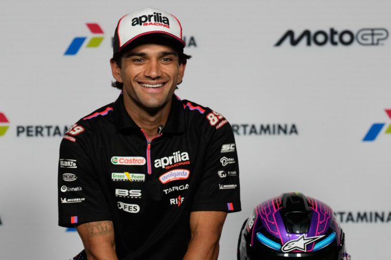 2026年MotoGP印度尼西亚站的豪尔赫·马丁资料照片，他身穿阿普利亚车队服，身旁为紫色头盔。