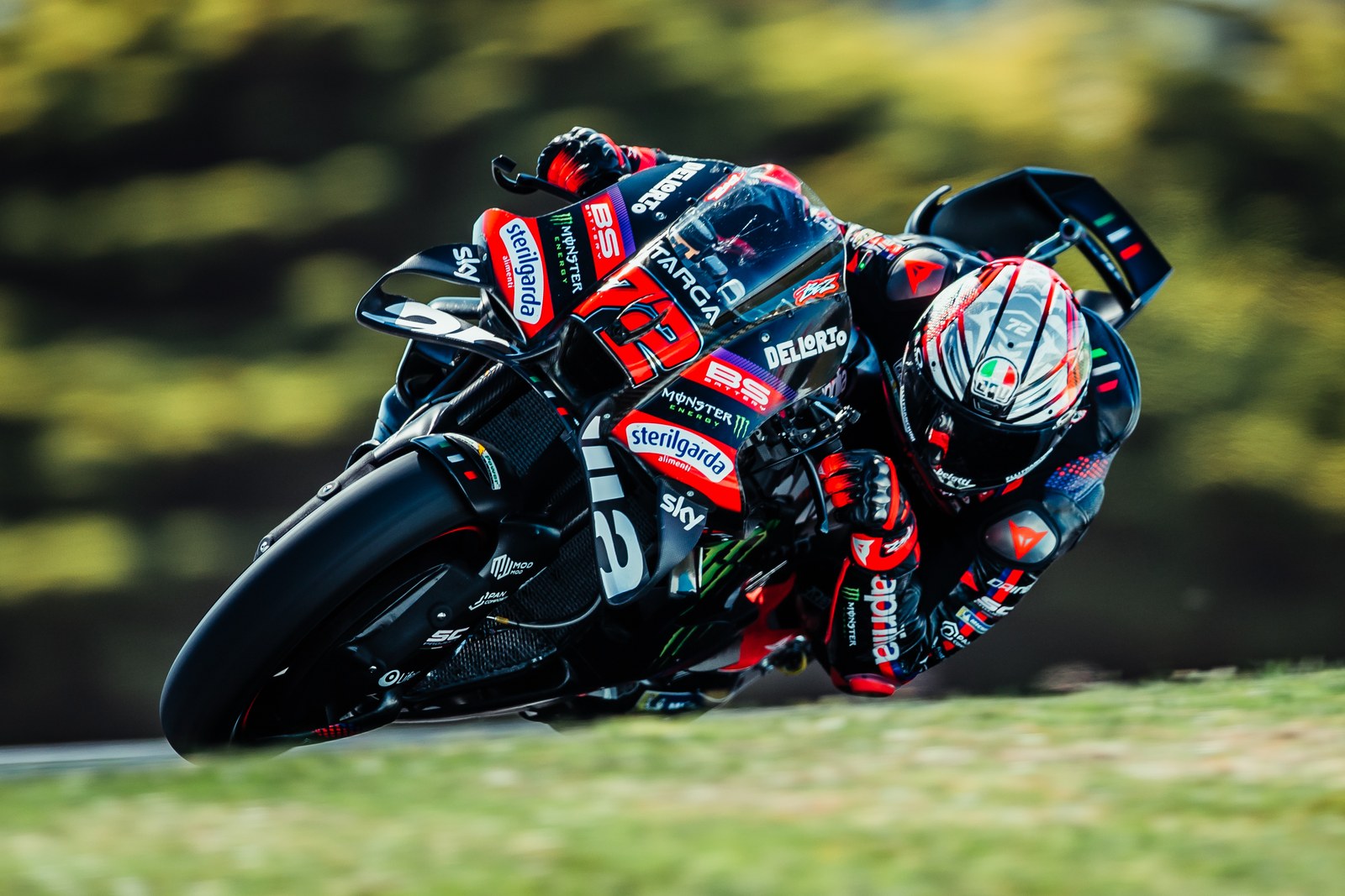 2026年MotoGP澳大利亚站周五,贝泽奇驾驶72号阿普利亚赛车。