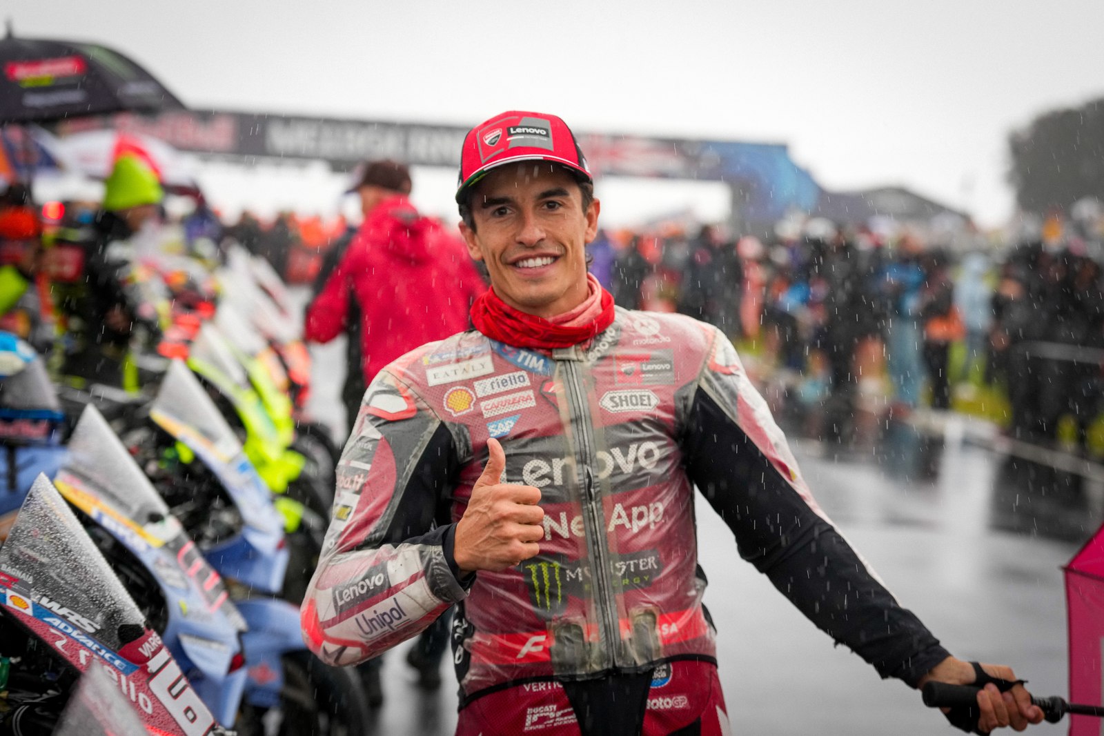2026年MotoGPオーストラリアGPのピットでレインコートを着るドゥカティのライダー