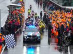 2026年MotoGP澳大利亚站，安全车带领车手通过雨中的维修区通道