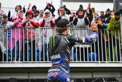 2026年MotoGP澳大利亚站官方图库，雅马哈车手向雨中的观众挥手