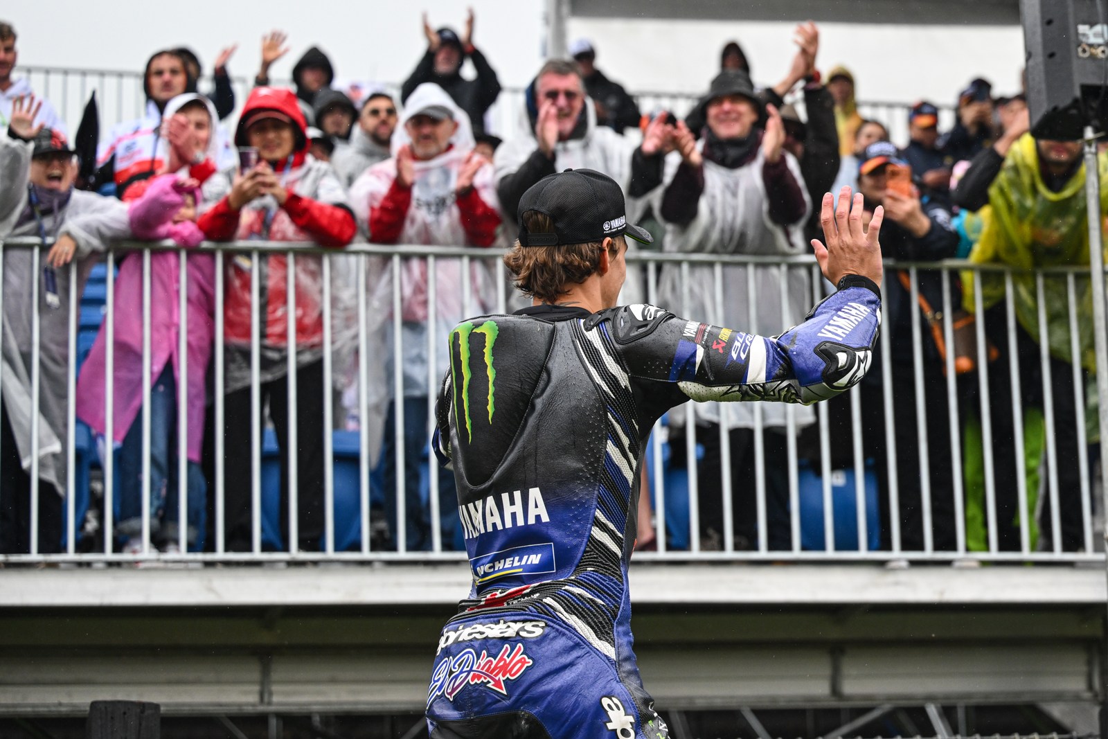 2026年MotoGP澳大利亚站官方图库，雅马哈车手向雨中的观众挥手