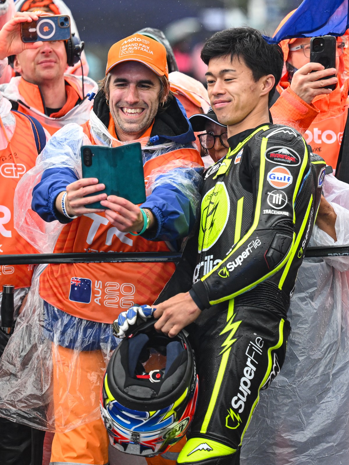 2026年MotoGP澳大利亚站官方图库，特拉克豪斯车队车手与雨中的观众合影