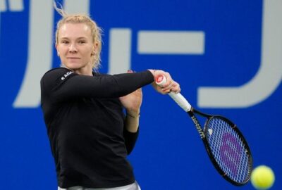 Kateřina Siniaková plays a shot at the 2026 Osaka tennis tournament
