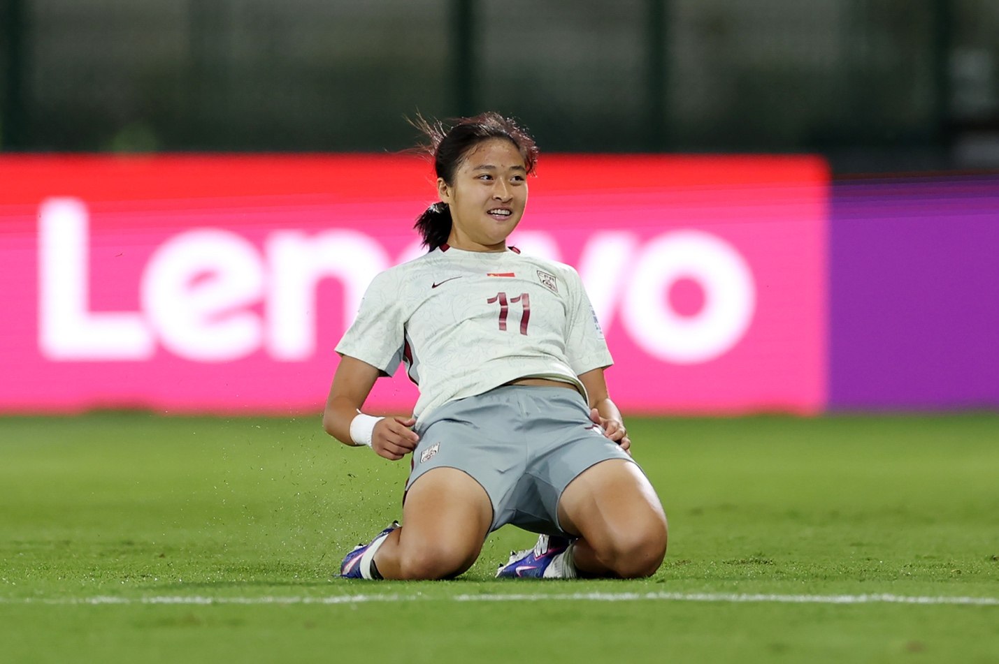 2026年U17女足世界杯中国对美国比赛,中国队11号球员庆祝进球